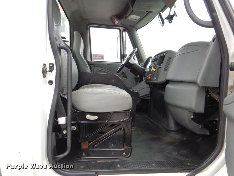 image for item DJ8693 2006 International 7400  bucket truck