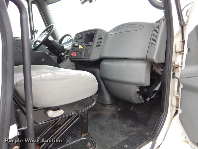 image for item DJ8693 2006 International 7400  bucket truck