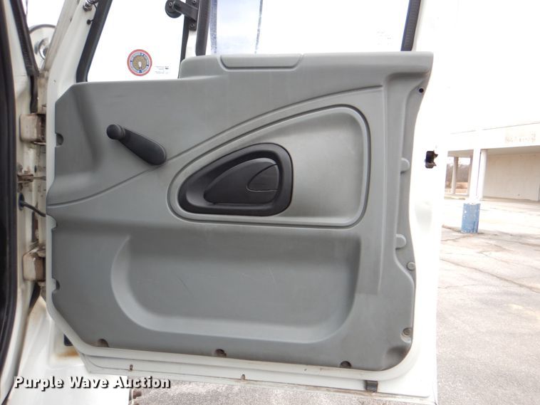 image for item DJ8693 2006 International 7400  bucket truck