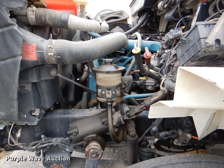 image for item DJ8693 2006 International 7400  bucket truck