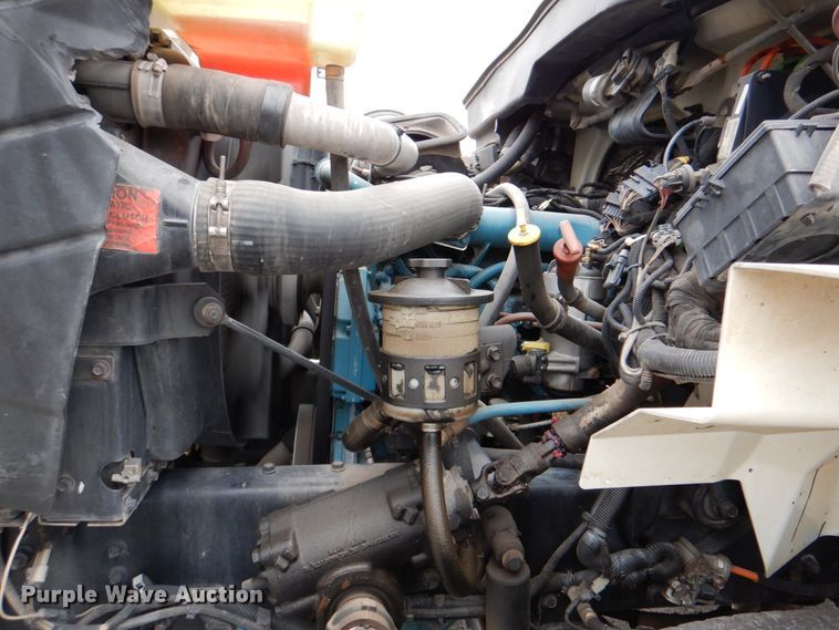 image for item DJ8693 2006 International 7400  bucket truck