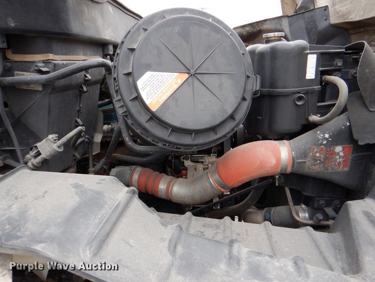 image for item DJ8693 2006 International 7400  bucket truck