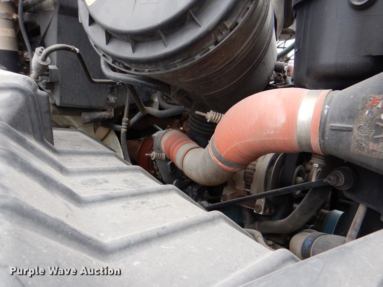 image for item DJ8693 2006 International 7400  bucket truck