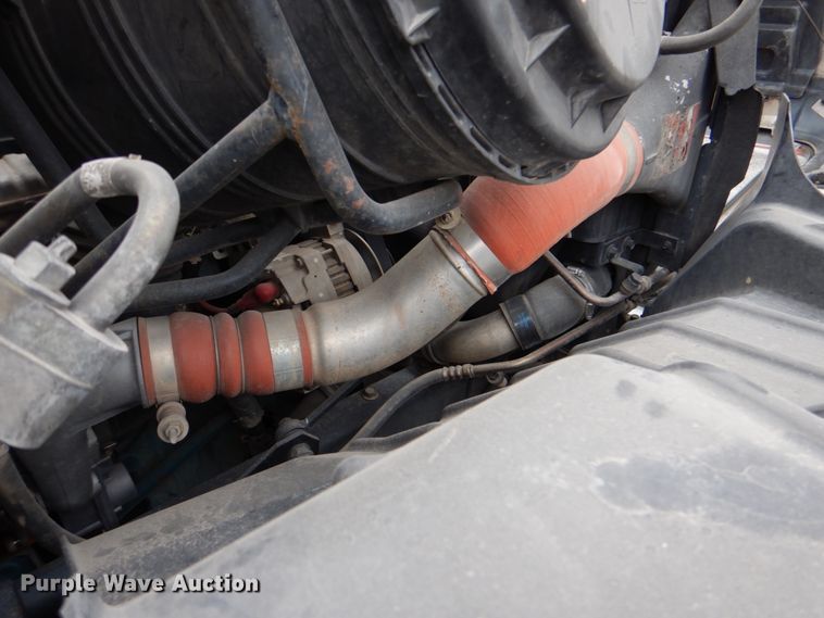 image for item DJ8693 2006 International 7400  bucket truck