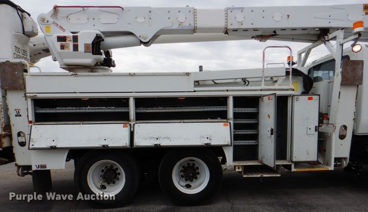 image for item DJ8693 2006 International 7400  bucket truck