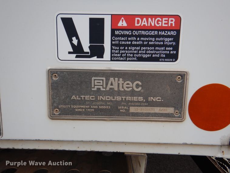 image for item DJ8693 2006 International 7400  bucket truck