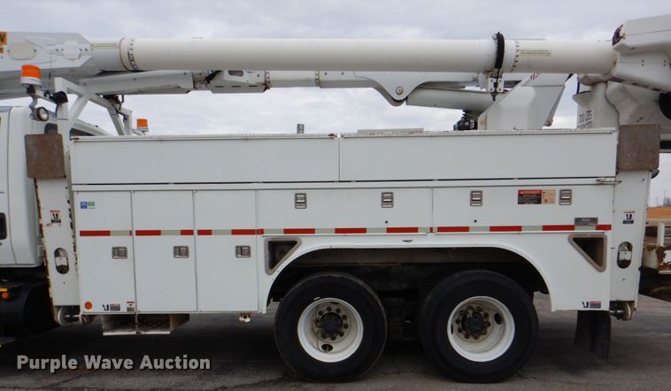 image for item DJ8693 2006 International 7400  bucket truck