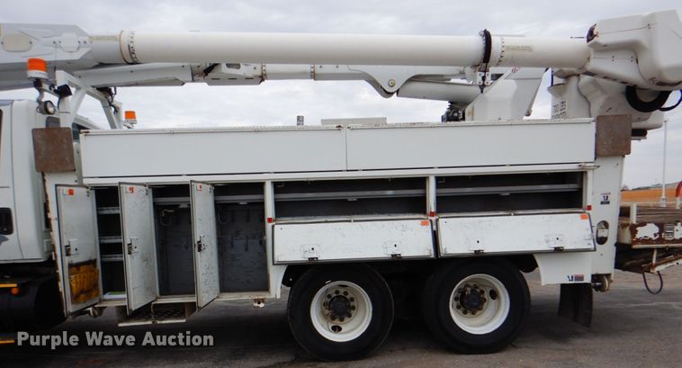 image for item DJ8693 2006 International 7400  bucket truck