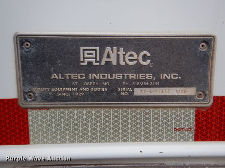 image for item DJ8693 2006 International 7400  bucket truck