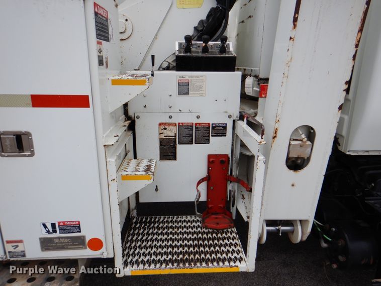 image for item DJ8693 2006 International 7400  bucket truck