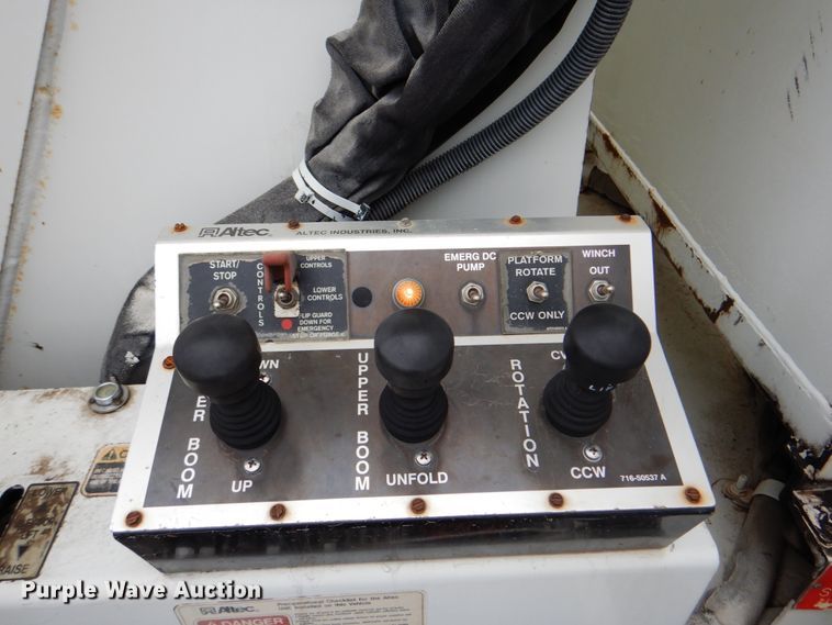 image for item DJ8693 2006 International 7400  bucket truck