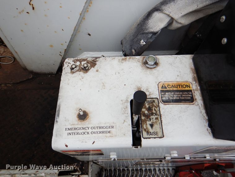 image for item DJ8693 2006 International 7400  bucket truck