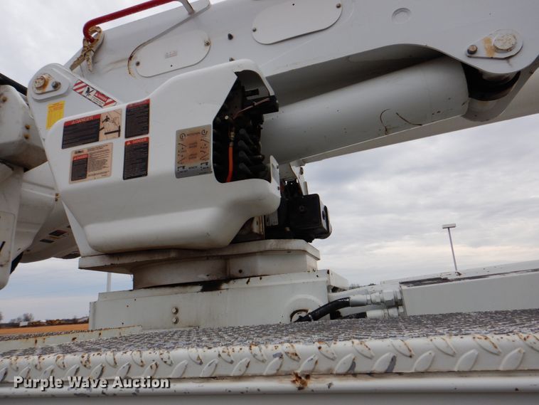 image for item DJ8693 2006 International 7400  bucket truck