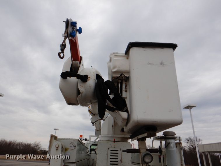image for item DJ8693 2006 International 7400  bucket truck