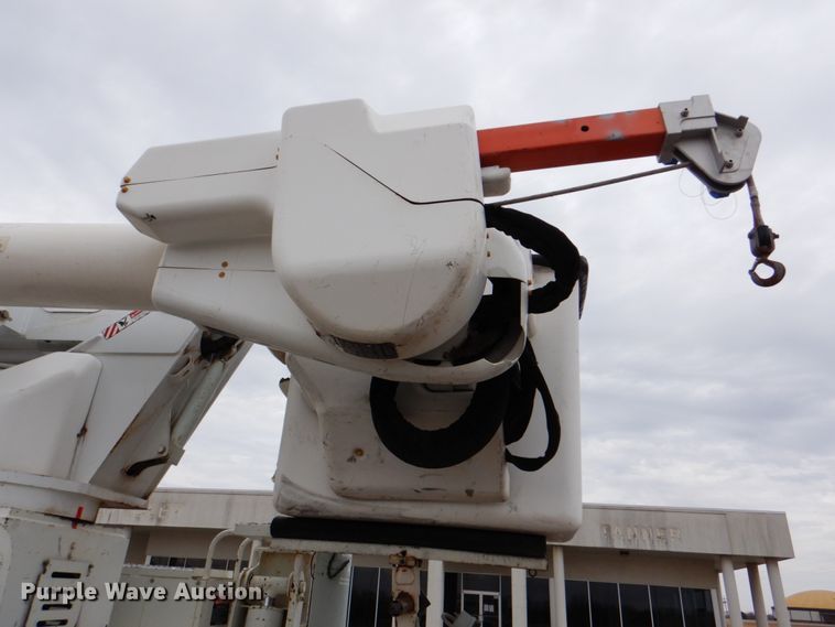 image for item DJ8693 2006 International 7400  bucket truck