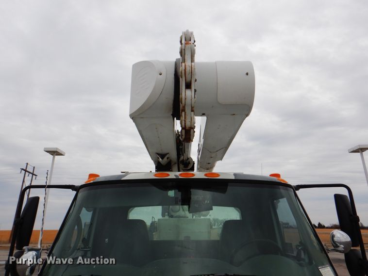 image for item DJ8693 2006 International 7400  bucket truck