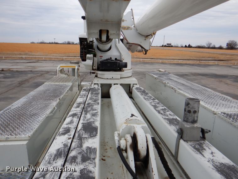 image for item DJ8693 2006 International 7400  bucket truck