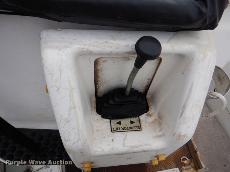 image for item DJ8693 2006 International 7400  bucket truck