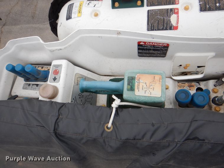 image for item DJ8693 2006 International 7400  bucket truck