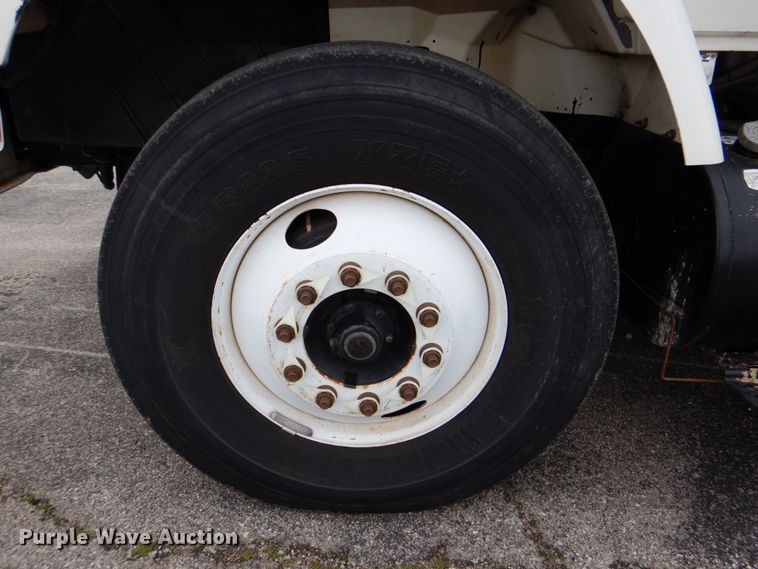 image for item DJ8693 2006 International 7400  bucket truck