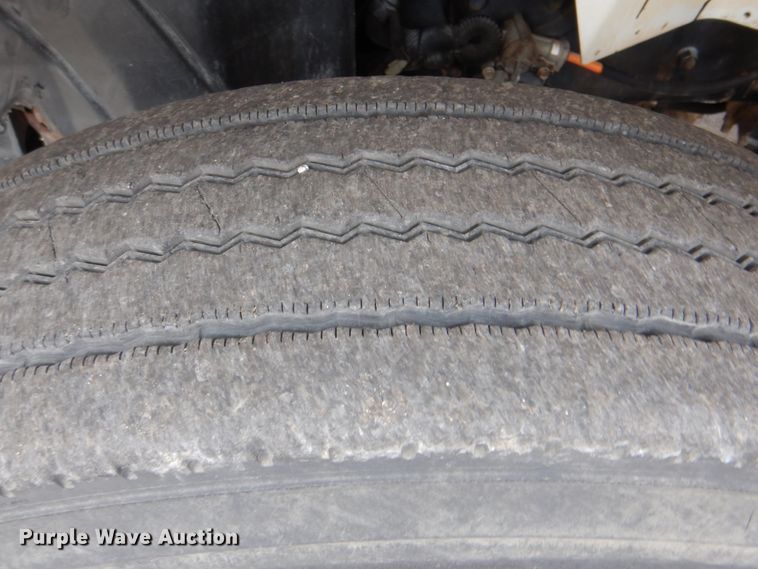 image for item DJ8693 2006 International 7400  bucket truck