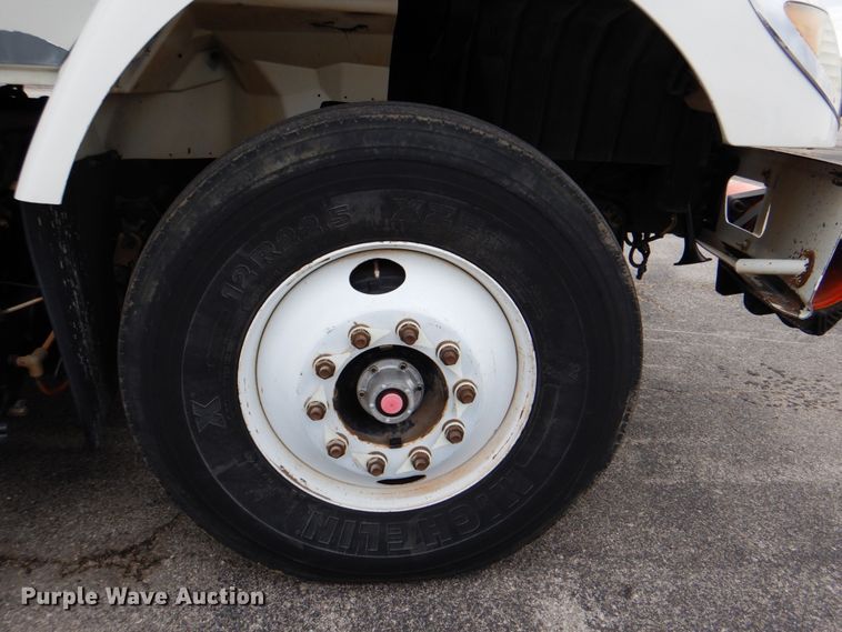 image for item DJ8693 2006 International 7400  bucket truck