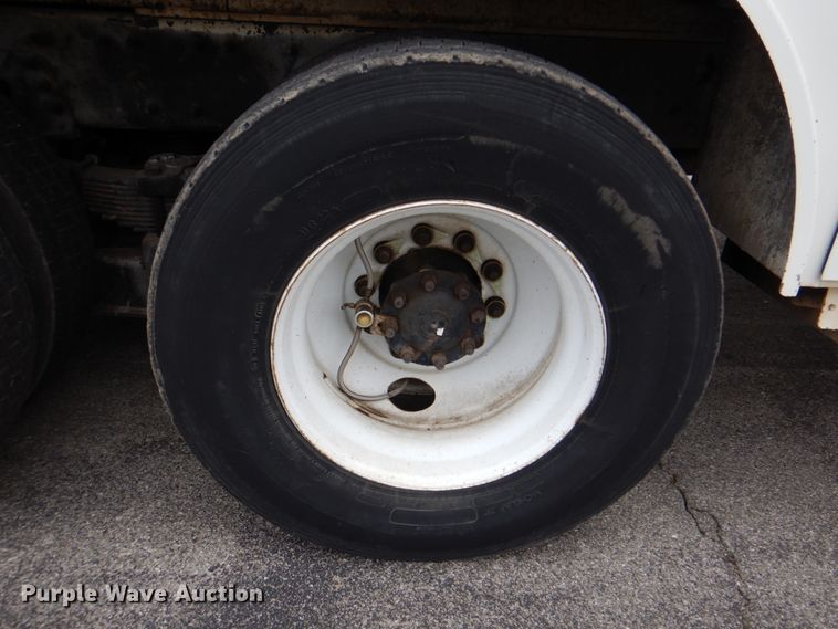 image for item DJ8693 2006 International 7400  bucket truck