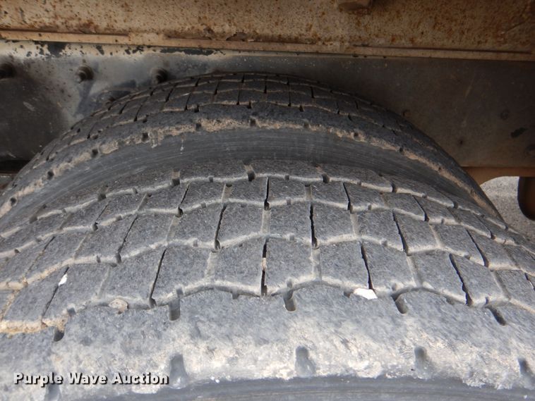 image for item DJ8693 2006 International 7400  bucket truck