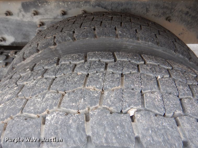 image for item DJ8693 2006 International 7400  bucket truck