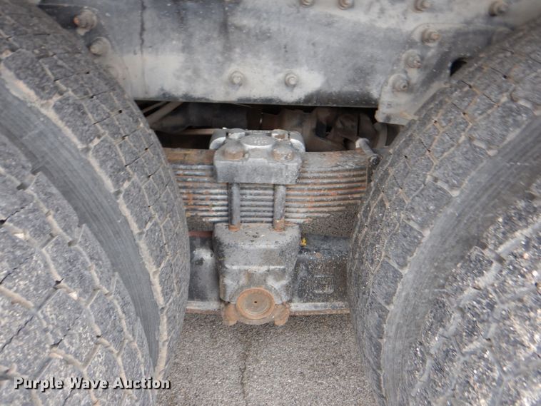 image for item DJ8693 2006 International 7400  bucket truck