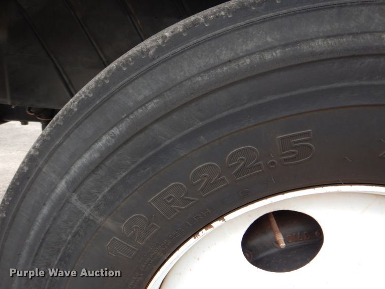 image for item DJ8693 2006 International 7400  bucket truck