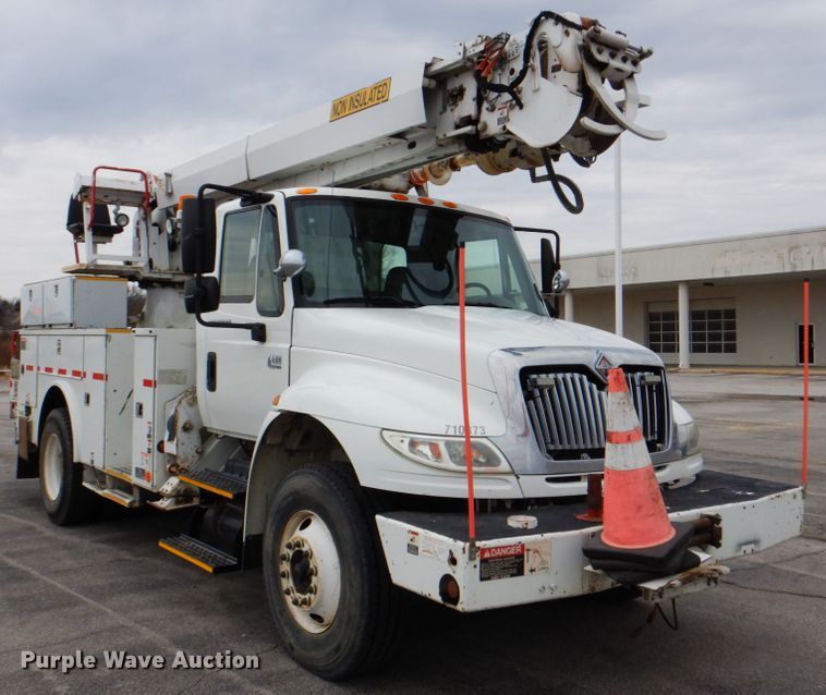 image for item DJ8694 2006 International 4400  pressure digger derrick truck