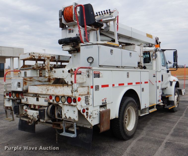 image for item DJ8694 2006 International 4400  pressure digger derrick truck