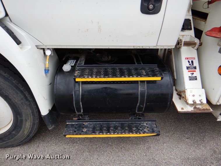 image for item DJ8694 2006 International 4400  pressure digger derrick truck