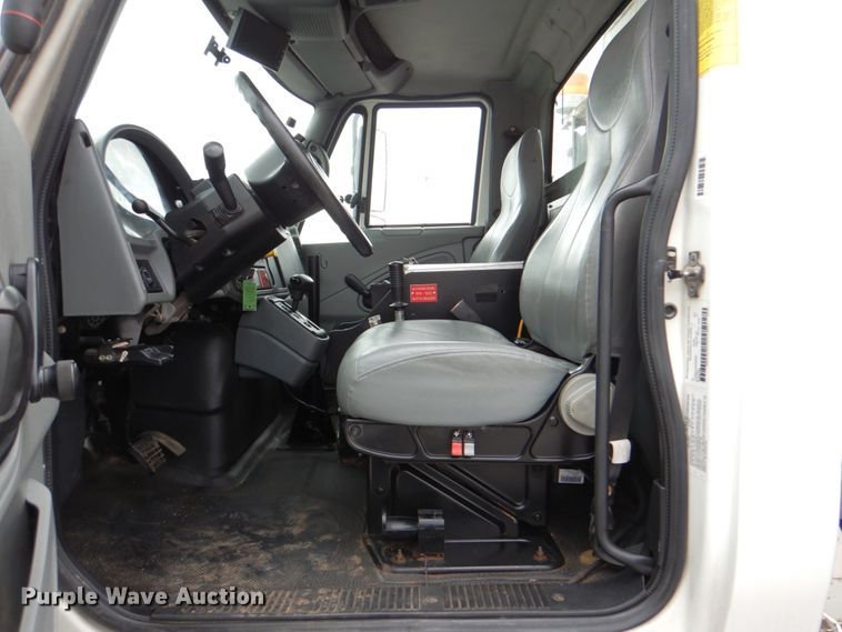 image for item DJ8694 2006 International 4400  pressure digger derrick truck