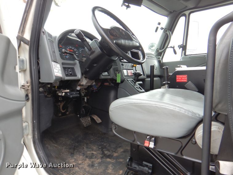 image for item DJ8694 2006 International 4400  pressure digger derrick truck