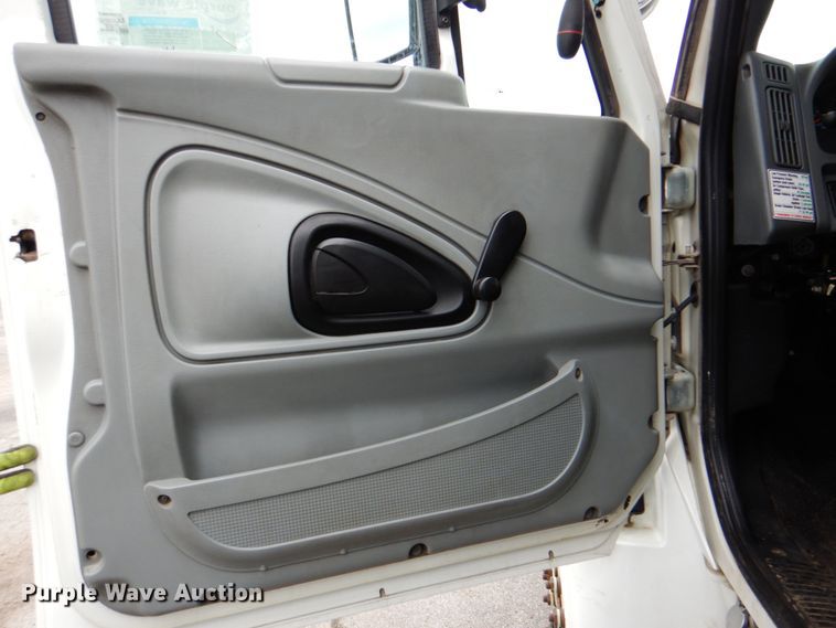 image for item DJ8694 2006 International 4400  pressure digger derrick truck