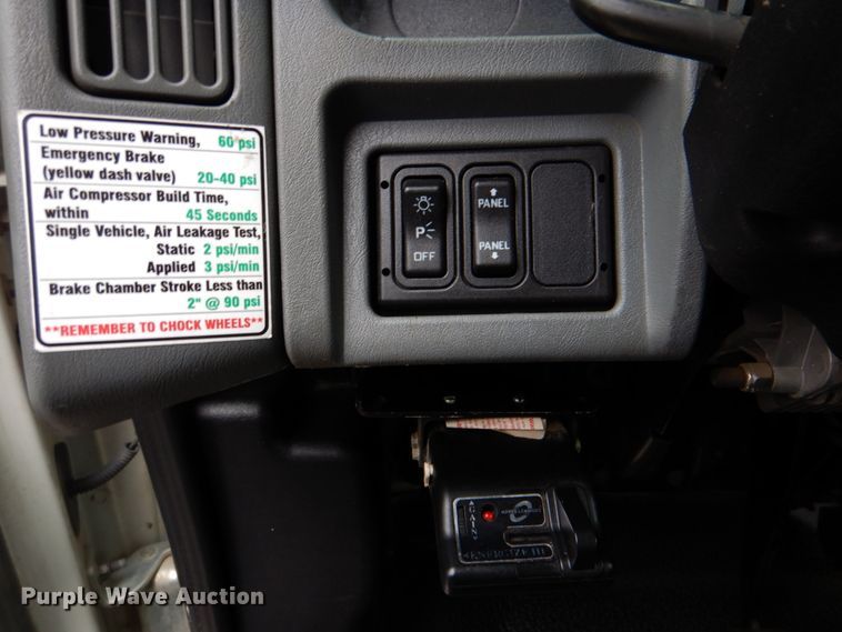 image for item DJ8694 2006 International 4400  pressure digger derrick truck