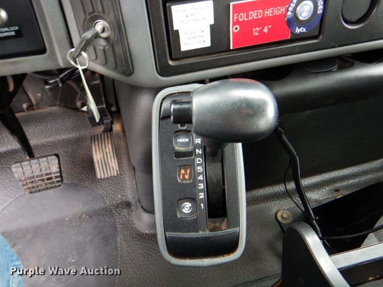 image for item DJ8694 2006 International 4400  pressure digger derrick truck