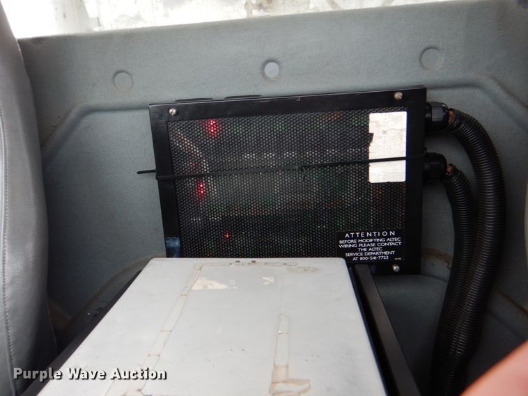 image for item DJ8694 2006 International 4400  pressure digger derrick truck