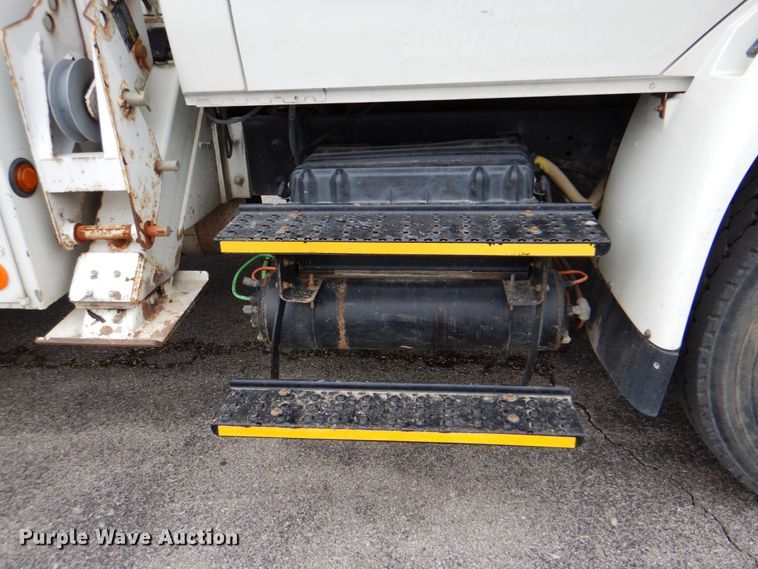 image for item DJ8694 2006 International 4400  pressure digger derrick truck