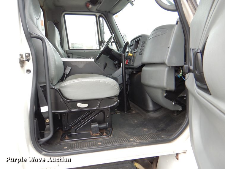 image for item DJ8694 2006 International 4400  pressure digger derrick truck