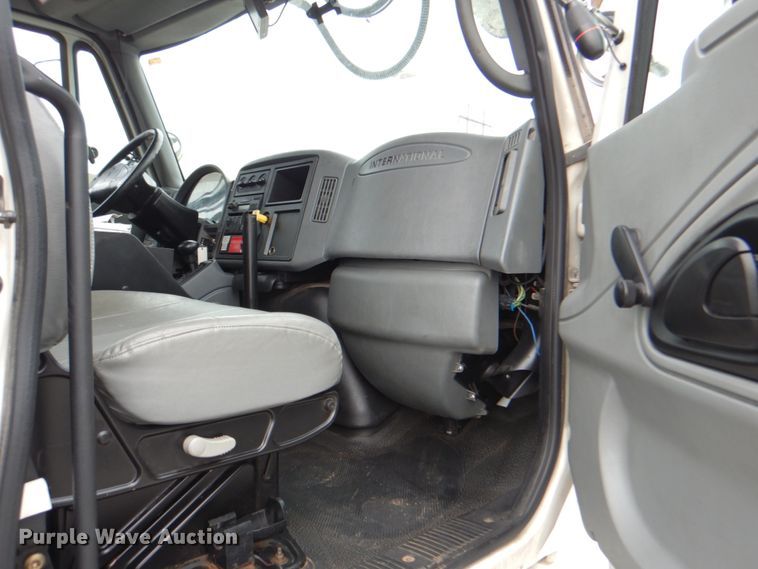 image for item DJ8694 2006 International 4400  pressure digger derrick truck