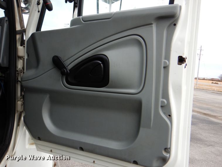 image for item DJ8694 2006 International 4400  pressure digger derrick truck