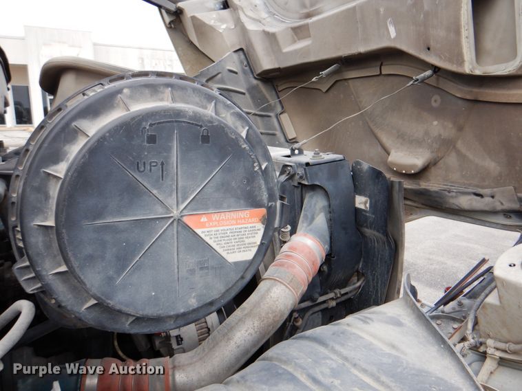 image for item DJ8694 2006 International 4400  pressure digger derrick truck