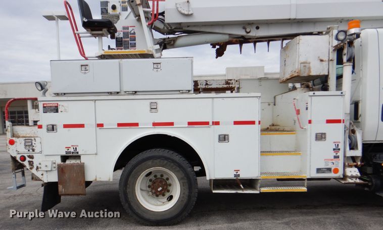 image for item DJ8694 2006 International 4400  pressure digger derrick truck