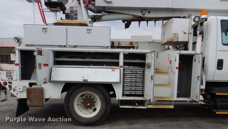 image for item DJ8694 2006 International 4400  pressure digger derrick truck