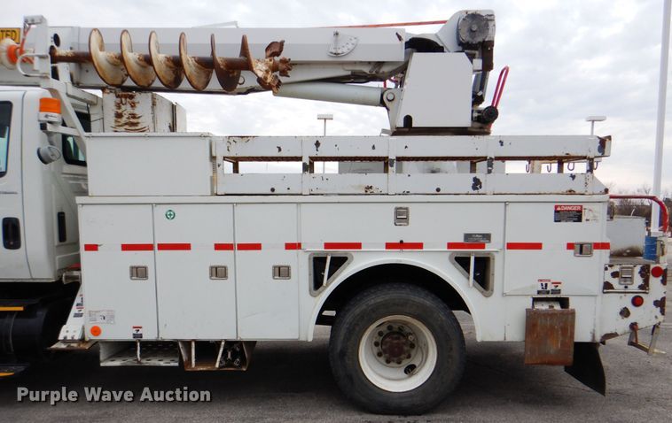 image for item DJ8694 2006 International 4400  pressure digger derrick truck