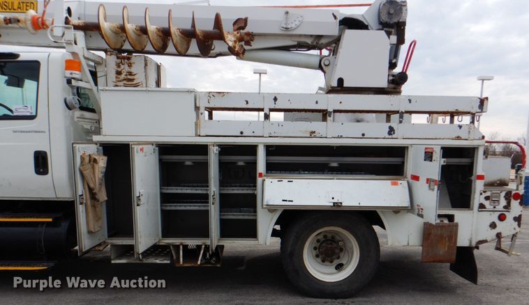 image for item DJ8694 2006 International 4400  pressure digger derrick truck