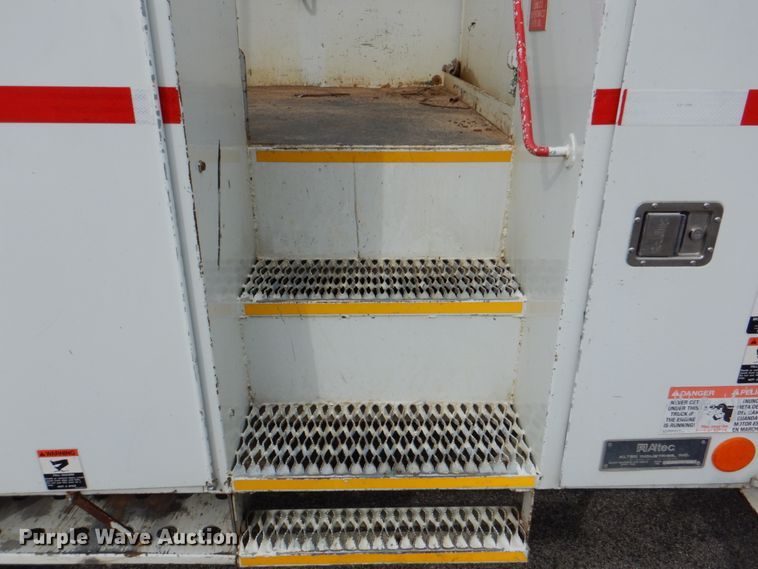 image for item DJ8694 2006 International 4400  pressure digger derrick truck